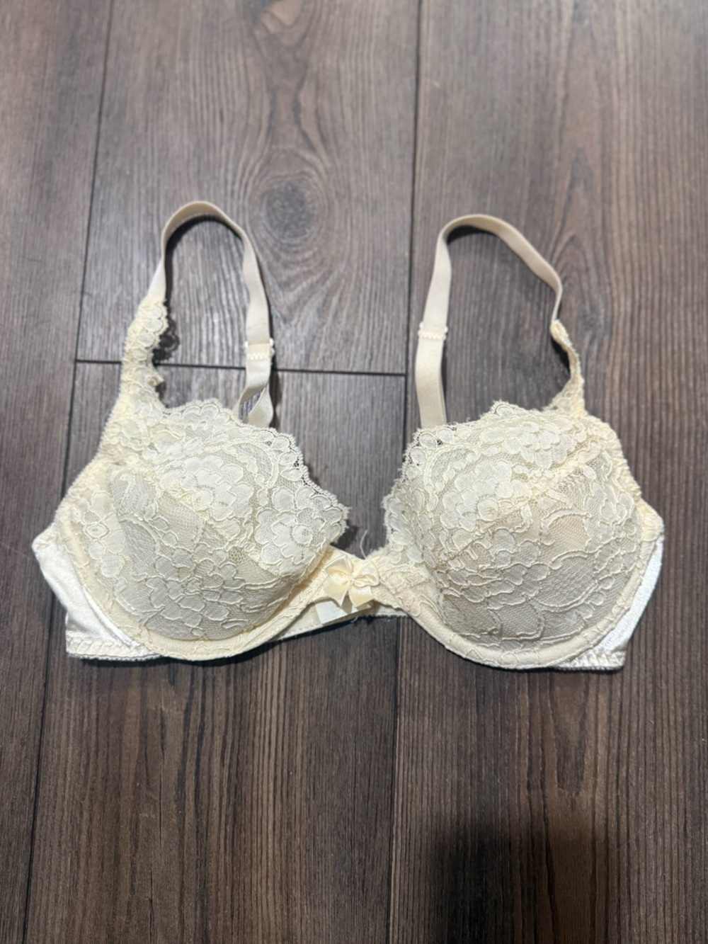 Vintage Victoria’s Secret Second Skin Miracle Lace Bra 34C Ivory Gold Label